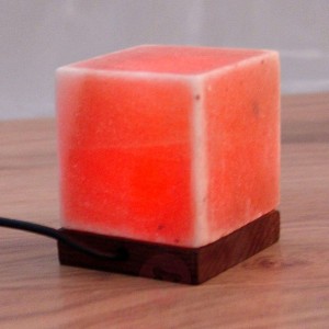Ozdobna lampa stołowa Kubus ze złączem USB