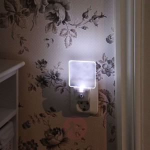 Lampka nocna LED 357-11 dla gniazda wtykowego