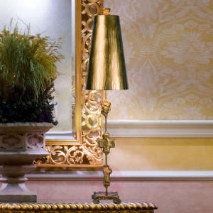 Fragment Gold – lampa stołowa ze złotą folią